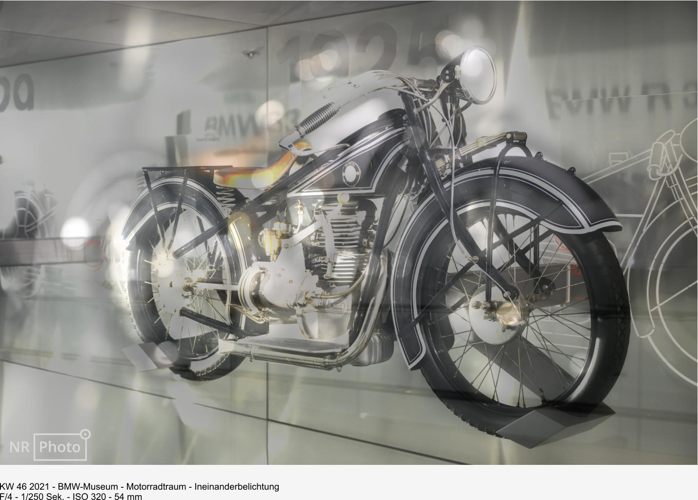 KW 46 2021 - BMW-Museum - Motorradtraum - Ineinanderbelichtung F/4 - 1/250 Sek. - ISO 320 - 54 mm